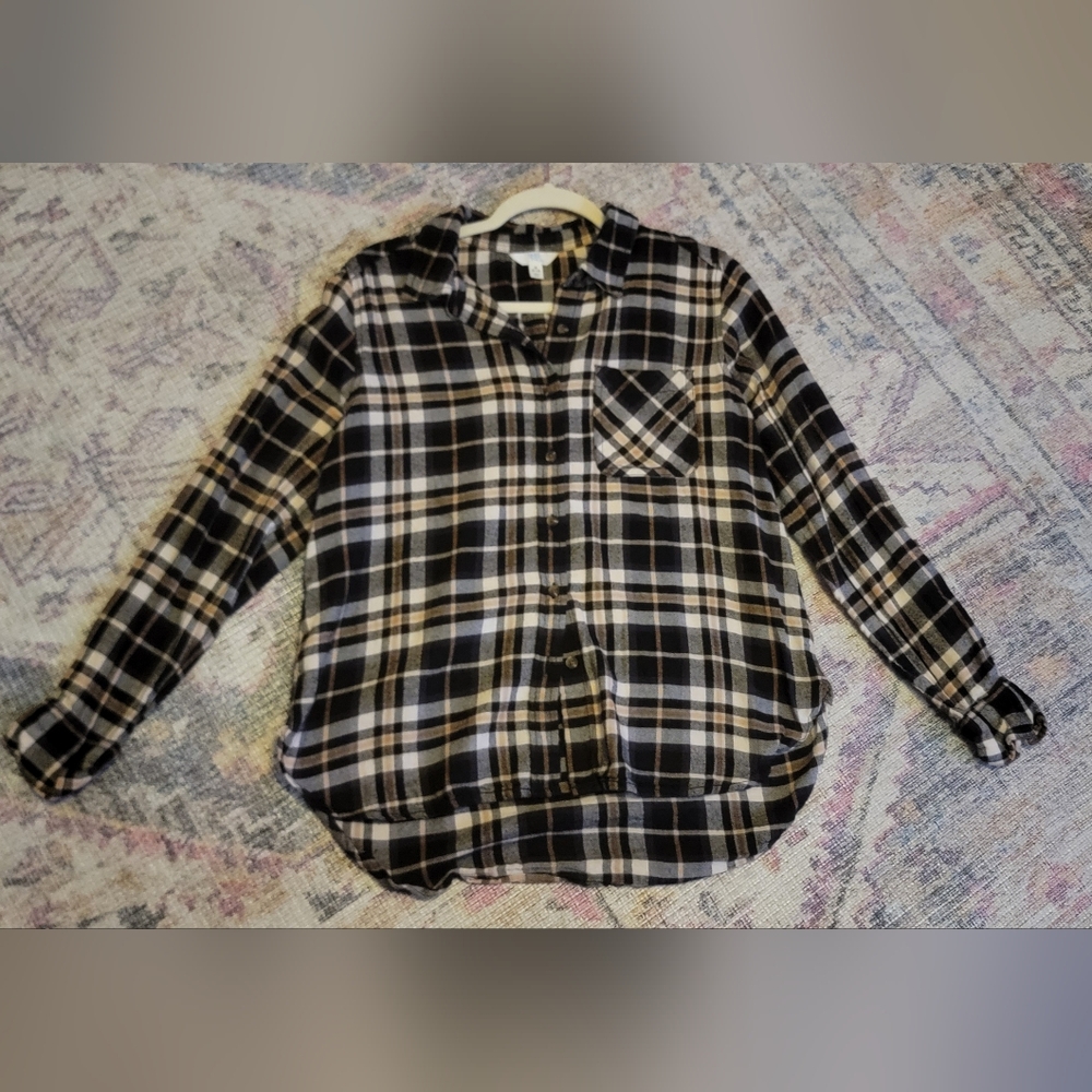 Plaid Black, White, Tan Flannel Shirt Size: M